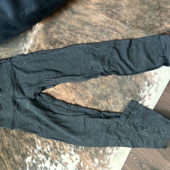 Lulu lemon size 4 leggings - Picture 2 of 2